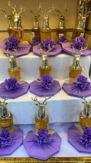 صورة عطورات مع قاعدة